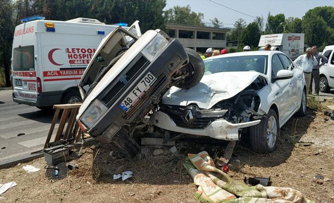 Muğla'da iki otomobil çarpıştı: 6 yaralı