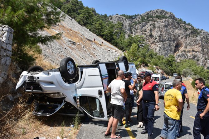 Muğla'da yolcu minibüsü devrildi: 11 yaralı