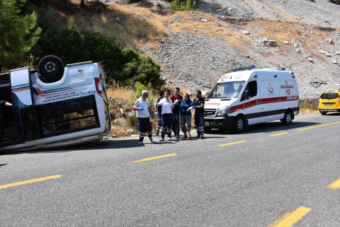 Muğla'da yolcu minibüsü devrildi: 11 yaralı