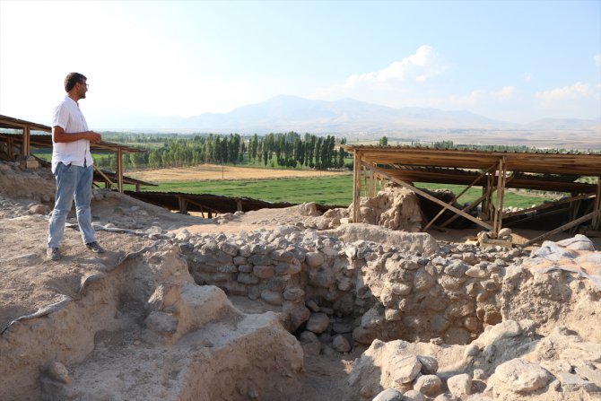 Kınık Höyük'te kartal heykelleri bulundu