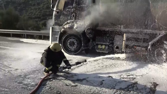 Bursa'da bariyerlere çarpan süt tankeri yandı