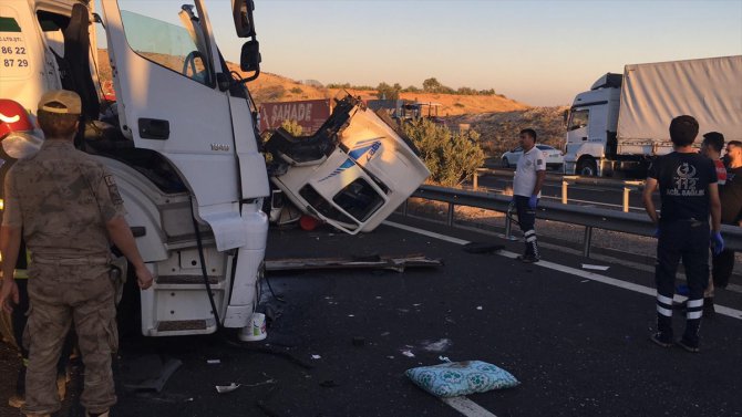 Gaziantep'te 2 tır çarpıştı: 3 yaralı