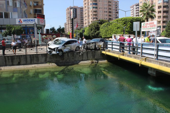 Kazada savrulan otomobilin sulama kanalına düşmesini korkuluk önledi