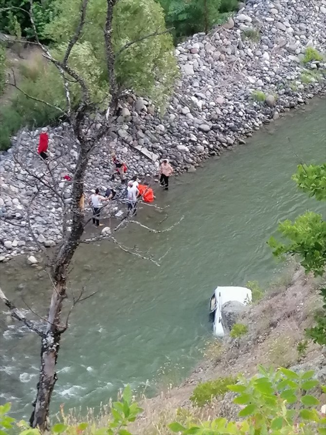 Artvin'de kamyonet nehre devrildi: 1 ölü, 2'si ağır 3 yaralı