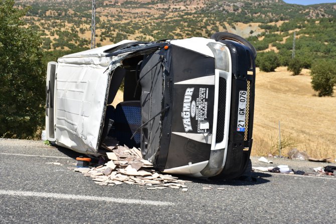 Diyarbakır'da minibüs devrildi: 1'i ağır, 7 yaralı