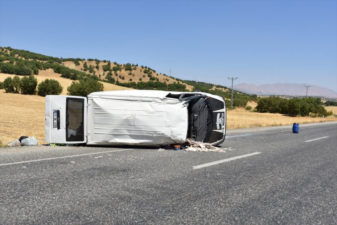 Diyarbakır'da minibüs devrildi: 1'i ağır, 7 yaralı