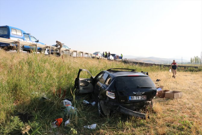 Erzincan'da otomobil şarampole devrildi: 2 ölü, 1 yaralı