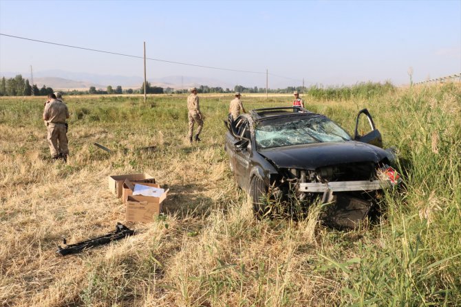 Erzincan'da otomobil şarampole devrildi: 2 ölü, 1 yaralı