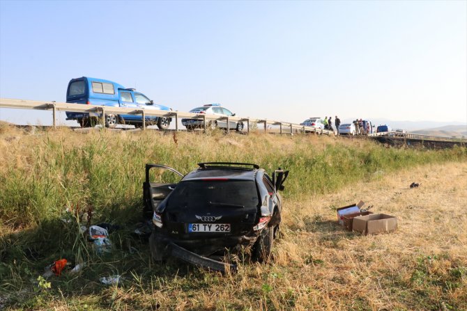 Erzincan'da otomobil şarampole devrildi: 2 ölü, 1 yaralı