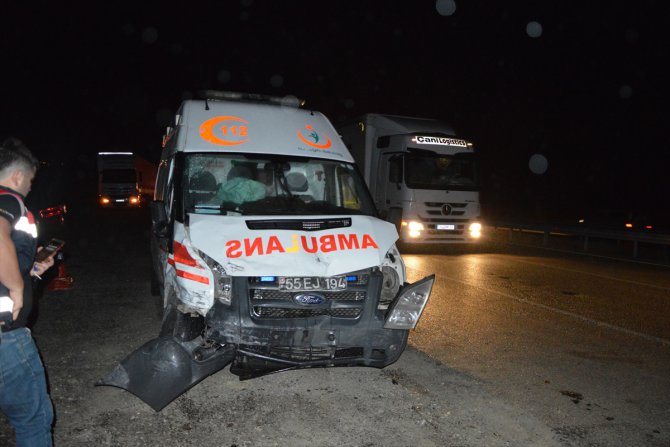 Ambulansla hafif ticari araç çarpıştı: 3 yaralı