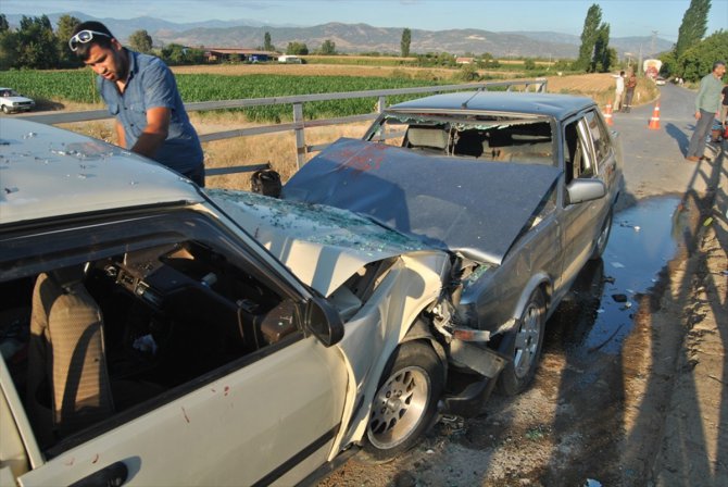 İzmir'de iki otomobil çarpıştı: 11 yaralı