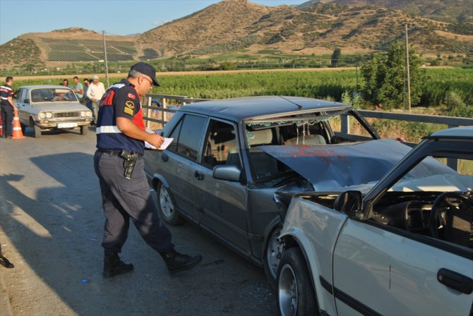 İzmir'de iki otomobil çarpıştı: 11 yaralı