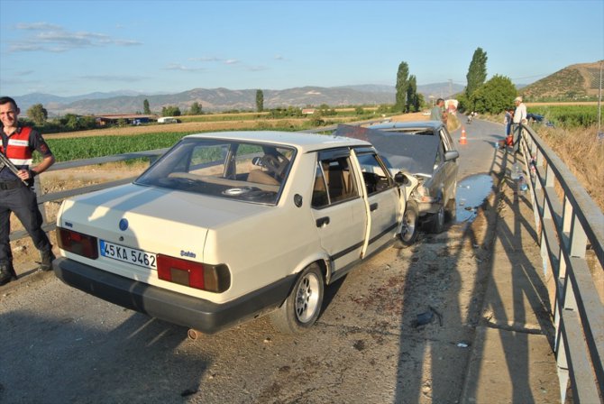 İzmir'de iki otomobil çarpıştı: 11 yaralı