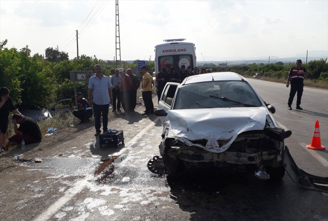 Adana'da iki otomobil çarpıştı: 1 ölü, 3 yaralı