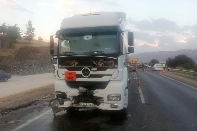 Elazığ'da tır ile otomobil çarpıştı: 2 yaralı