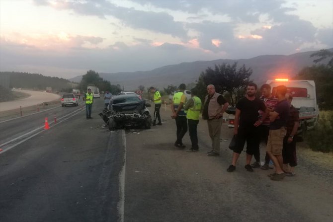 Elazığ'da tır ile otomobil çarpıştı: 2 yaralı