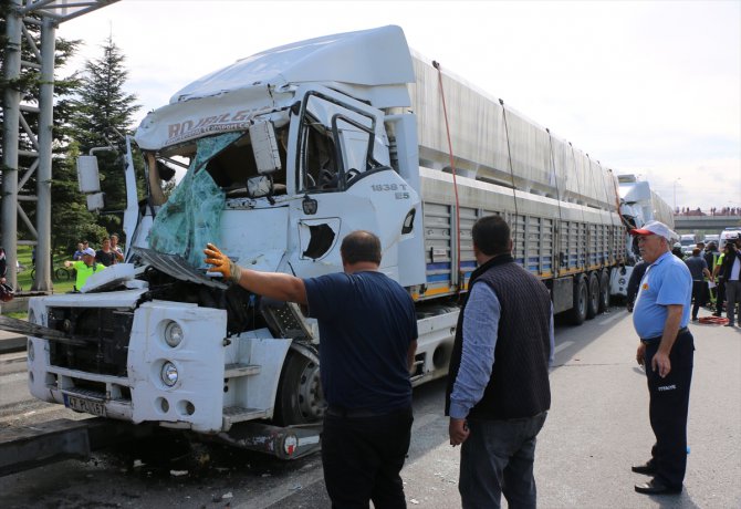 Eskişehir'de 6 aracın karıştığı kazada 2 kişi yaralandı