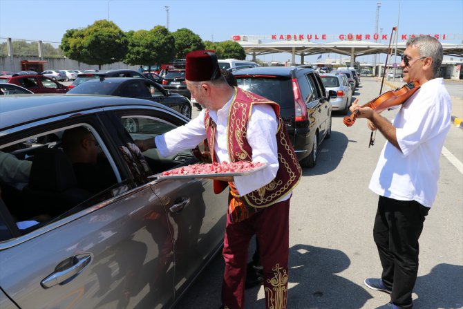 Edirne esnafı gurbetçileri türkülerle ve ikramlarla uğurladı