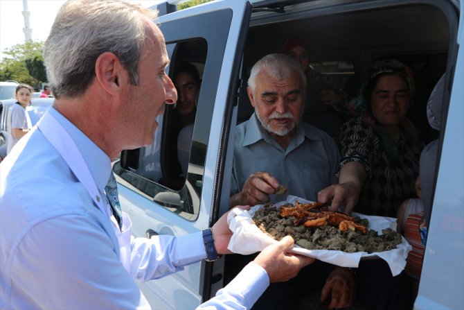 Edirne esnafı gurbetçileri türkülerle ve ikramlarla uğurladı