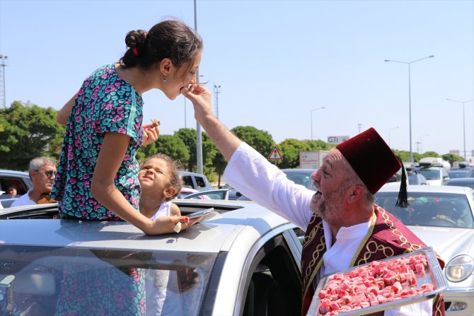 Edirne esnafı gurbetçileri türkülerle ve ikramlarla uğurladı