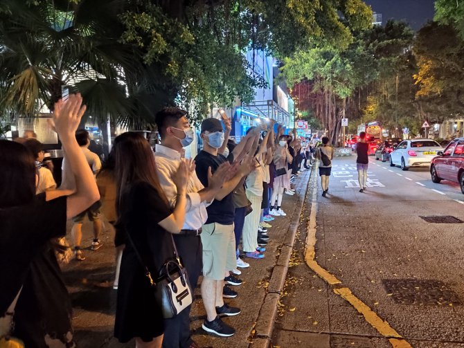 Hong Kong'daki protestocular "insan zinciri" oluşturdu