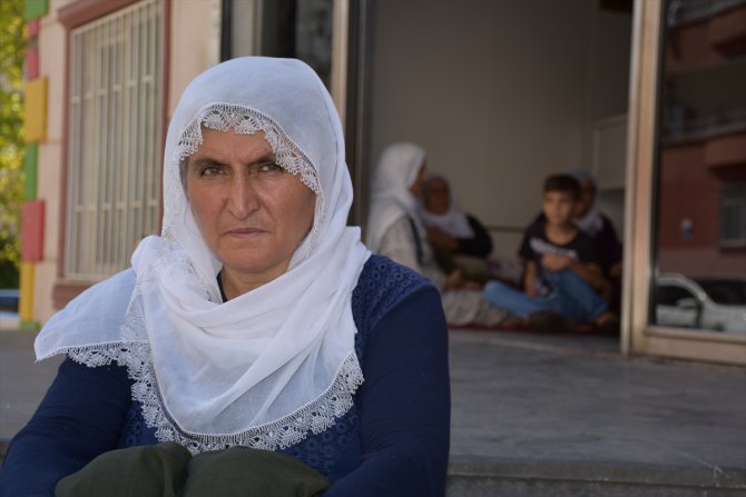 Oğlu için HDP İl Başkanlığı önünde oturma eylemi yapan anne