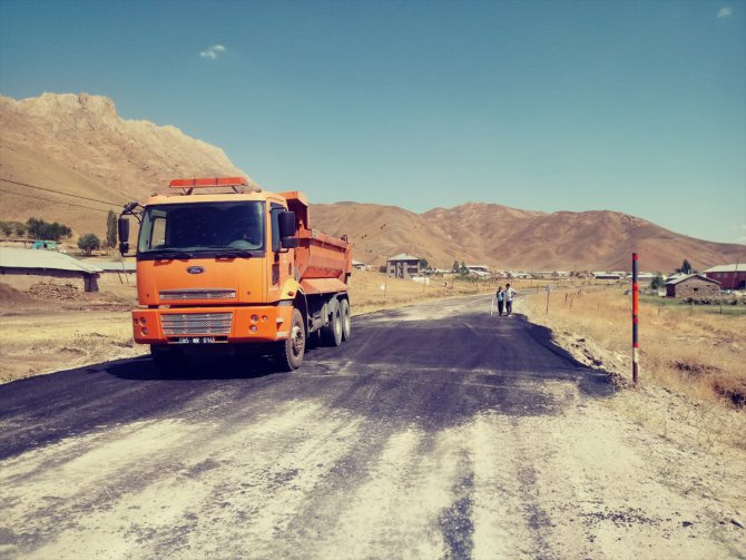 Yola döşenen patlayıcının infilak etmesi sonucu 2 işçi yaralandı