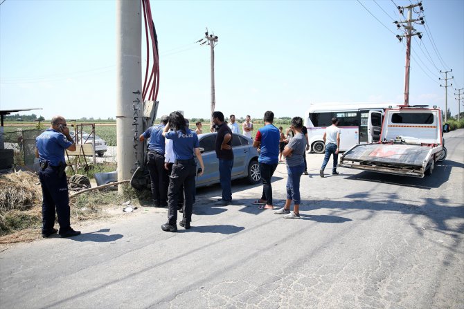 Adana'da otomobil elektrik direğine çarptı: 1 ölü, 2 yaralı