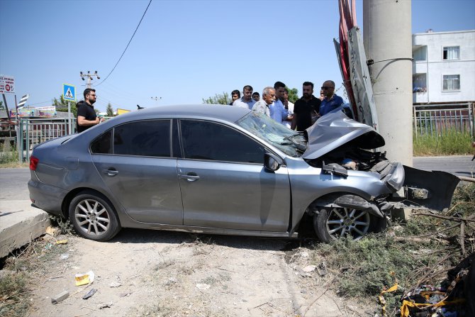 Adana'da otomobil elektrik direğine çarptı: 1 ölü, 2 yaralı