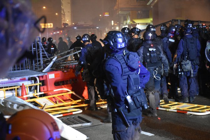 Hong Kong'da polisin göstericilere müdahalesi sürüyor