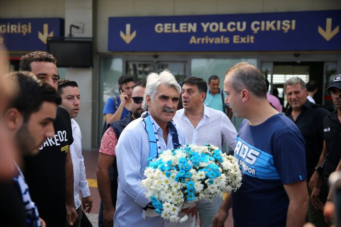 Adana Demirspor taraftarından Tütüneker'e karşılama