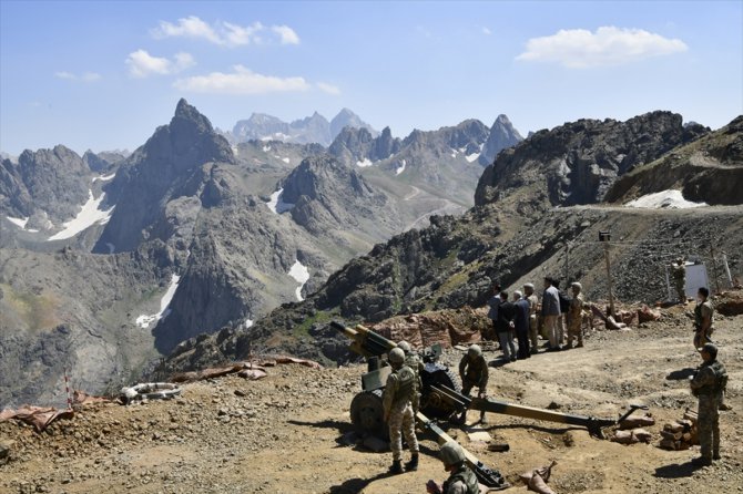 Hakkari Valisi Akbıyık, üs bölgelerini ziyaret etti