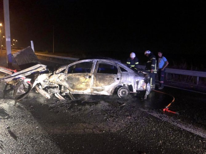 Tekirdağ'da bariyere çarpan otomobil yandı