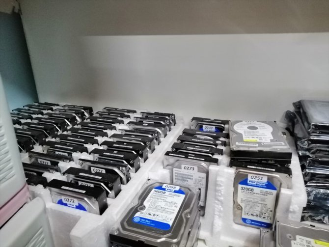 FETÖ şüphelisinin evinde 70 hard disk ele geçirildi