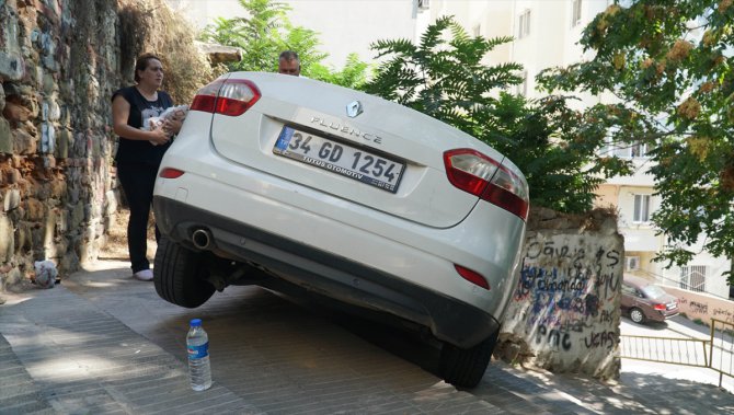 Otomobil sürücüsü merdivenleri yol sandı