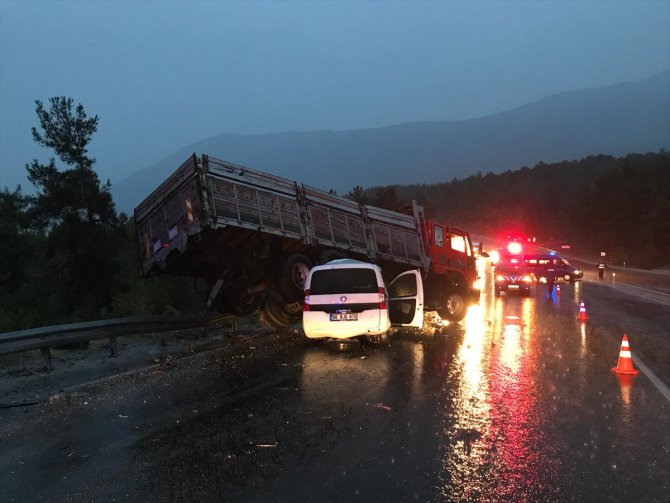 Denizli'de trafik kazası: 1 ölü, 2 yaralı