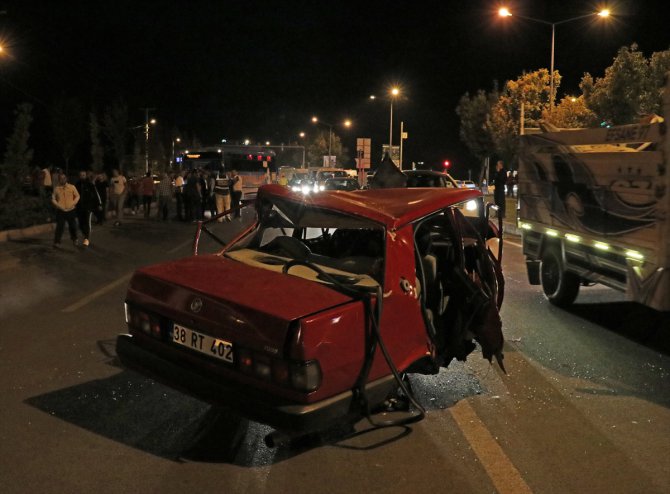 Niğde'de özel halk otobüsü ile otomobil çarpıştı: 5 yaralı