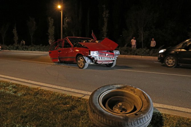 Niğde'de özel halk otobüsü ile otomobil çarpıştı: 5 yaralı