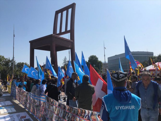 İsviçre'de Uygurlar ve Tibetliler Çin'i protesto etti