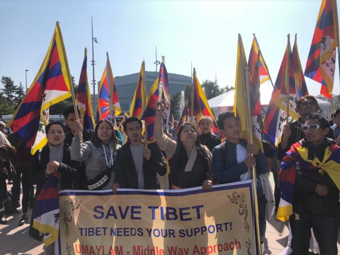 İsviçre'de Uygurlar ve Tibetliler Çin'i protesto etti