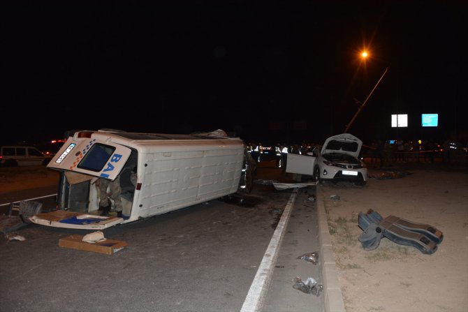 Malatya'da minibüsle otomobil çarpıştı: 2 ölü, 16 yaralı