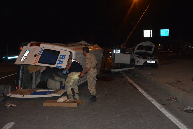 Malatya'da minibüsle otomobil çarpıştı: 2 ölü, 16 yaralı