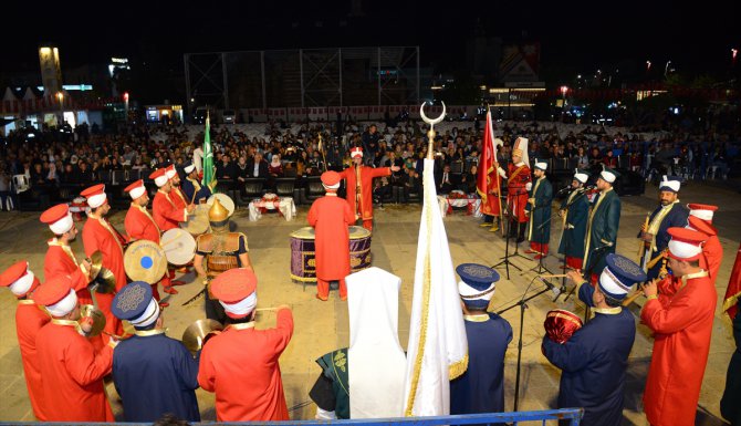 Neşet Ertaş türkülerine "mehter" yorumu