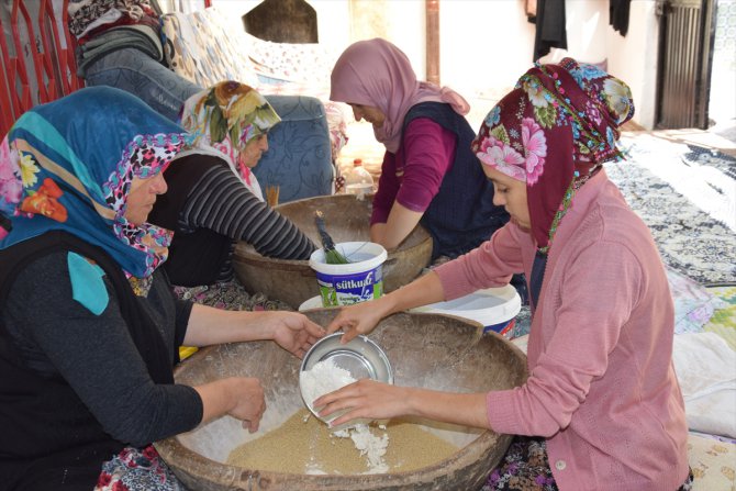 Köylü kadınların geleneksel "kuskus" mesaisi başladı