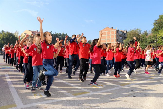 Okul bahçesini "macera park"a çevirdiler