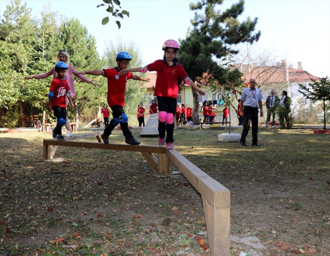 Okul bahçesini "macera park"a çevirdiler