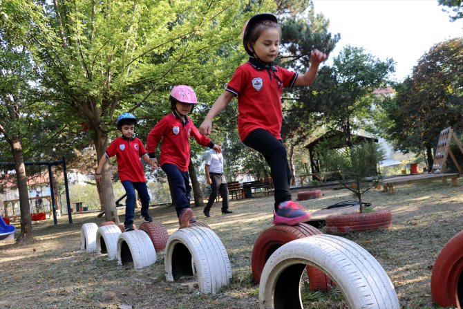 Okul bahçesini "macera park"a çevirdiler