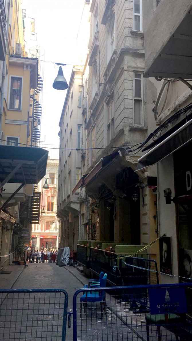 Beyoğlu'nda binada çökme tehlikesi