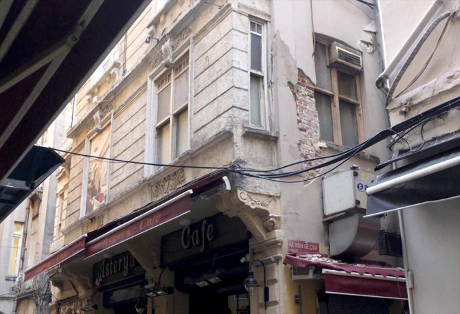 Beyoğlu'nda binada çökme tehlikesi