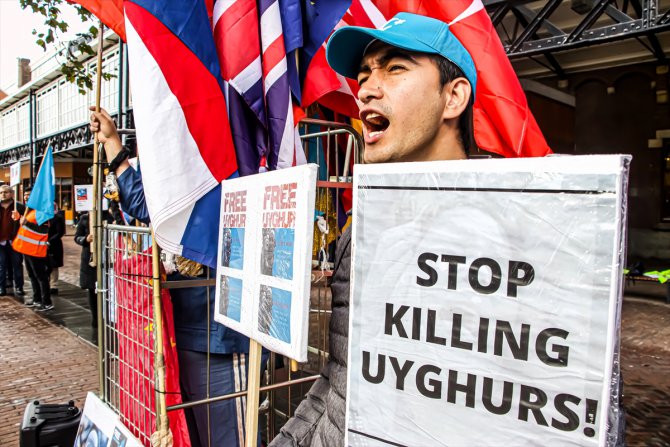 Uygur Türkleri Hollanda'da Çin'i protesto etti